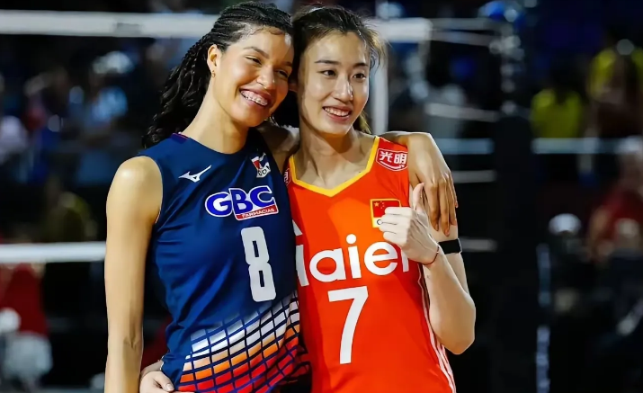 多米尼加的8号接应塔皮亚曾经在天津女排效力，比赛结束后李盈莹、王媛媛一起找到塔皮