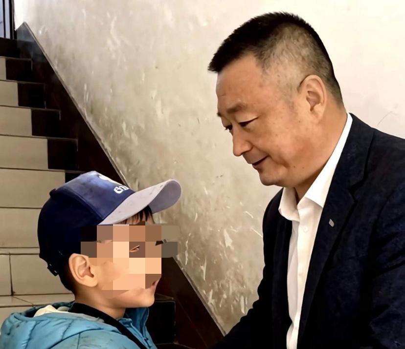 金毛家已经放话，小孩子必须由金家抚养，任何人不要打主意刘家很久没有见到外