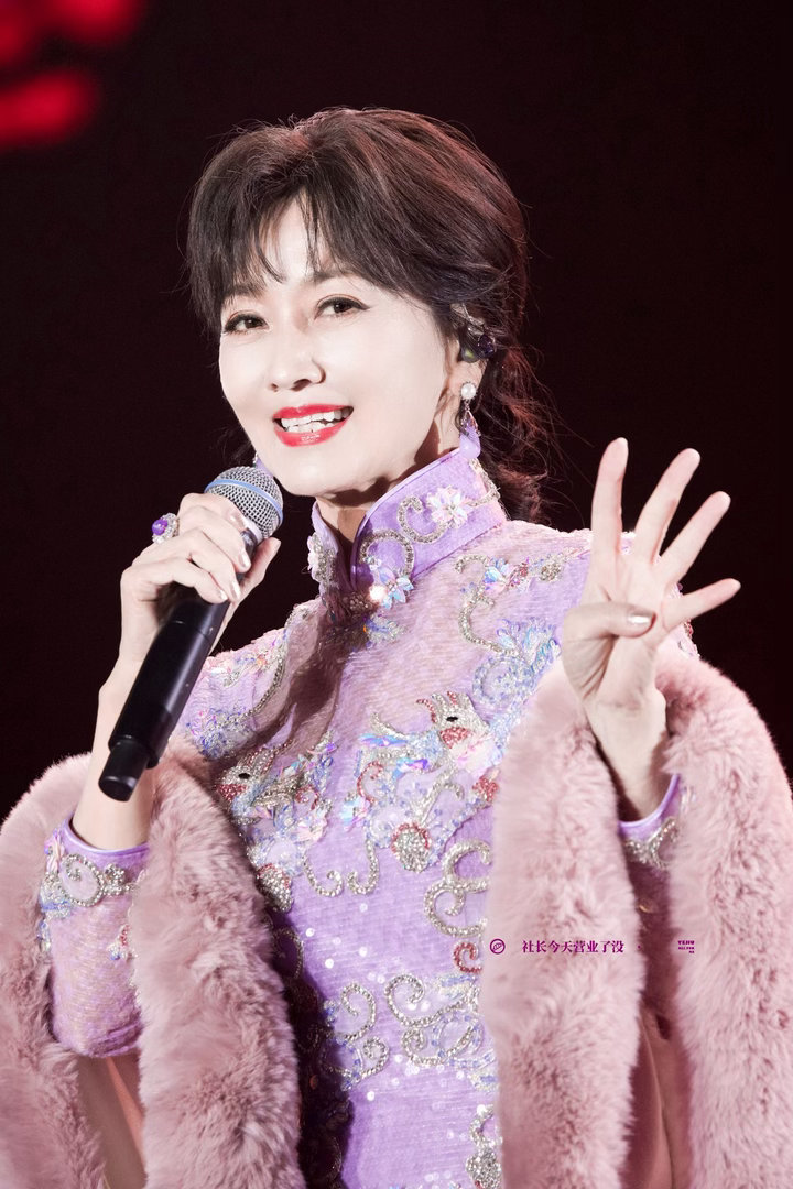 赵雅芝粉色造型赵雅芝粉色look72岁依旧把粉色穿得优雅又温柔，气质端庄大气，