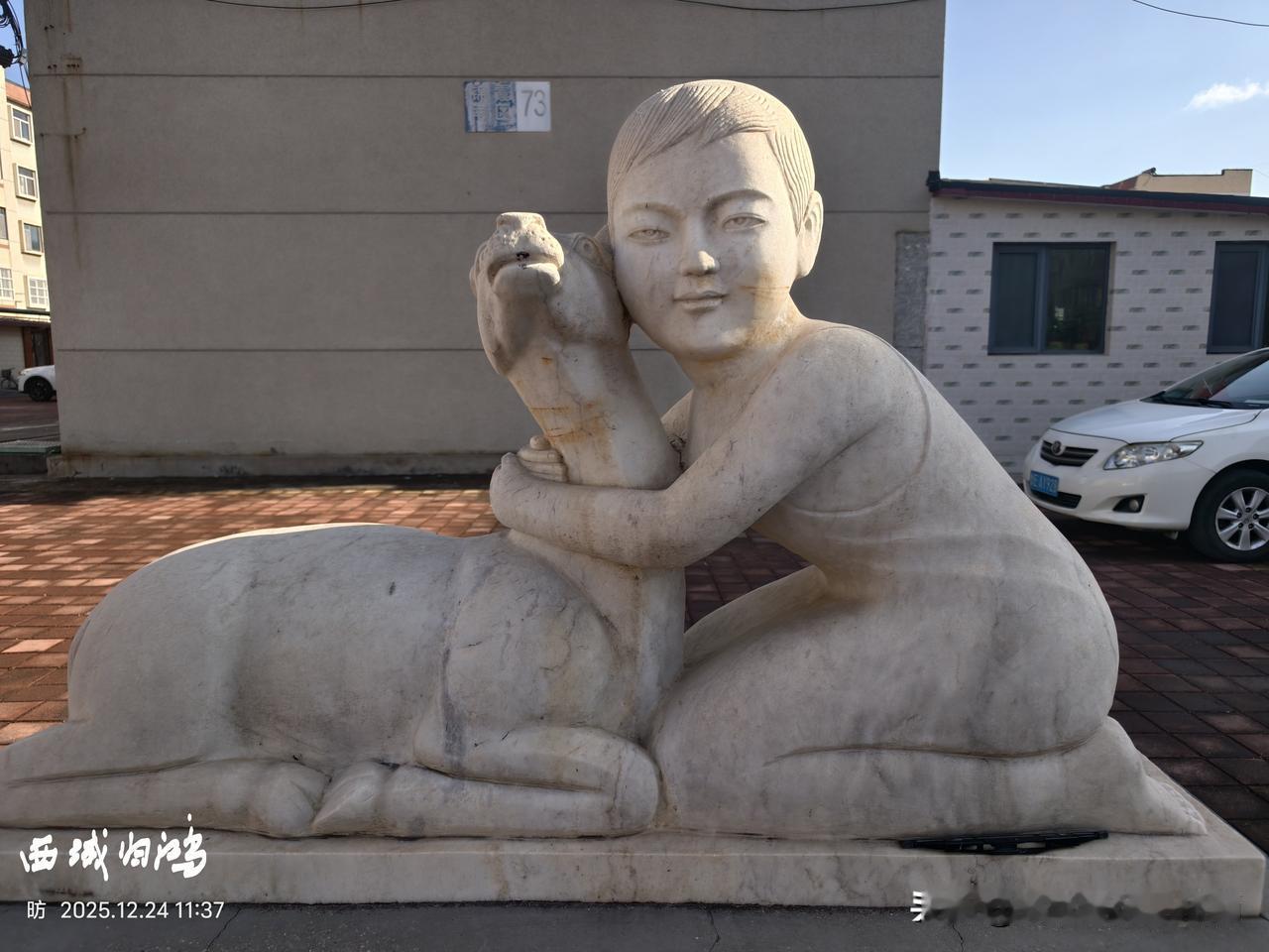 我猜小区里的雕塑应该有二、三十年了吧。