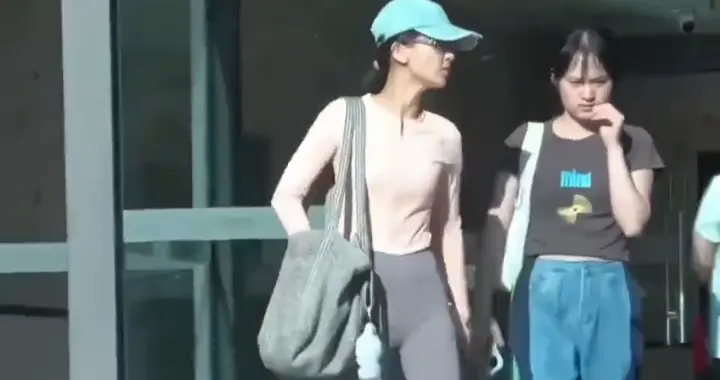 黄圣依健完身去逛了, 完美身材一览无余, 要复出的节奏