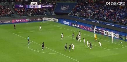 亚冠海港用陈威更换了颜骏凌担任首发门将，没想到真的有奇效，陈威上半场高接抵挡扑出