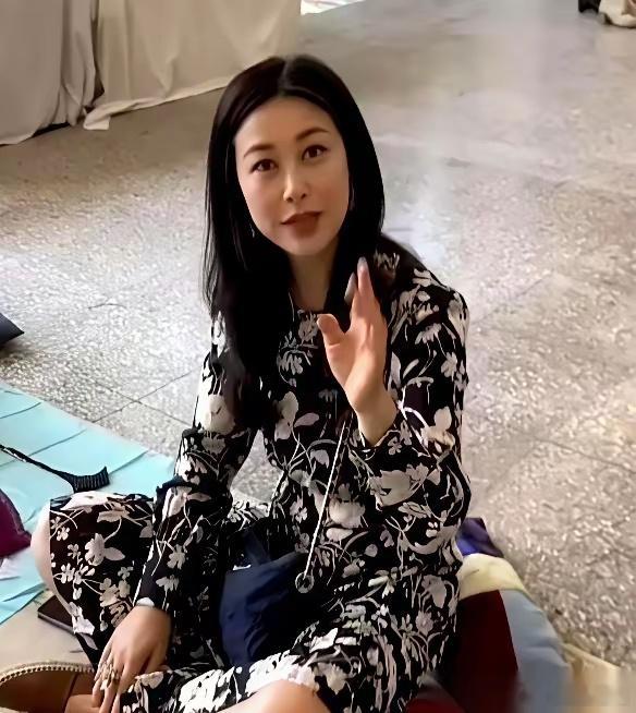 刷到朱珠在北京摆地摊，我第一反应是，姐，你认真的吗？再定睛一看价格：迪奥耳钉30