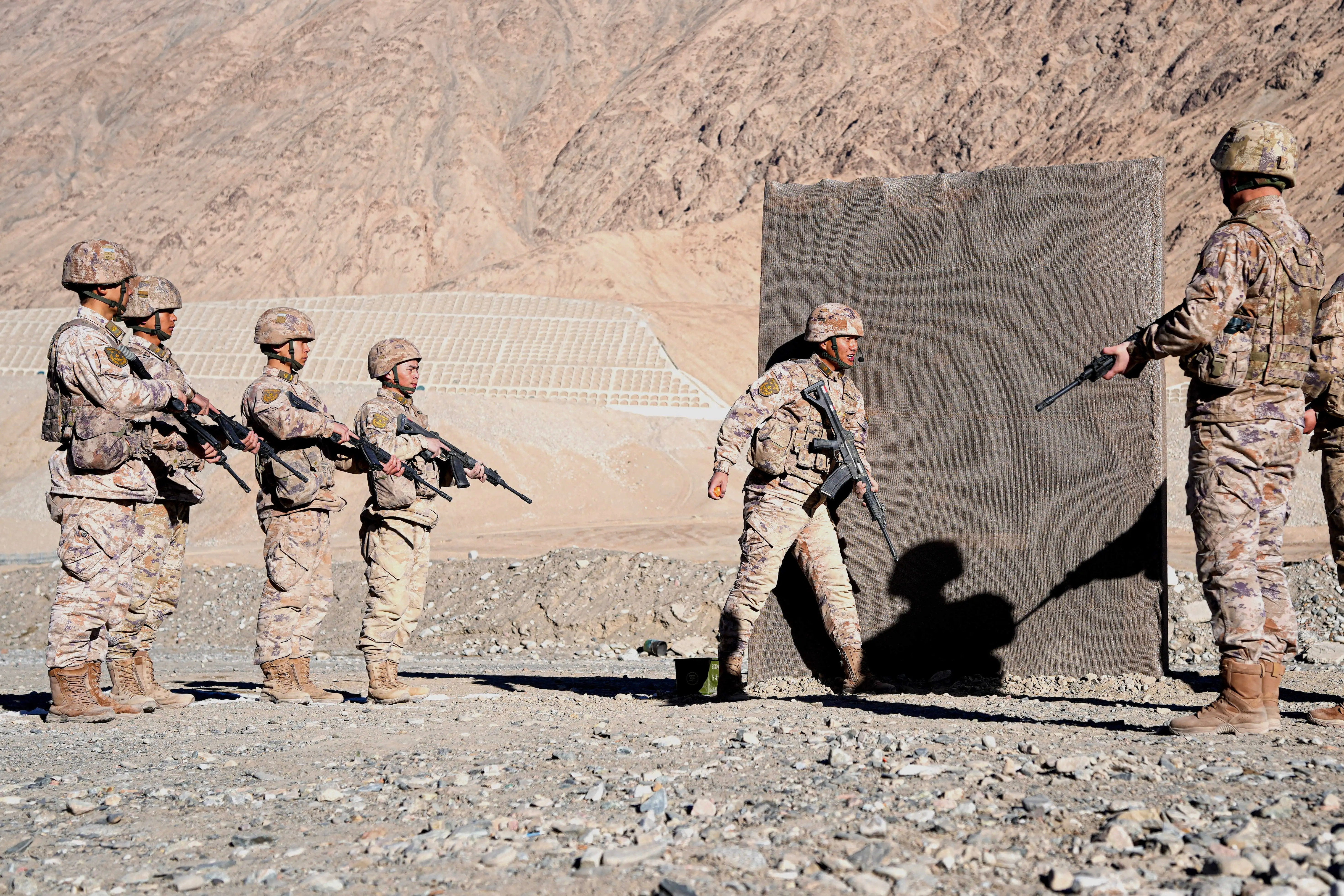 新疆军区某部预提军士集训，红箭12亮相（喀喇昆仑卫士）烽火问鼎计划每天认识一件兵