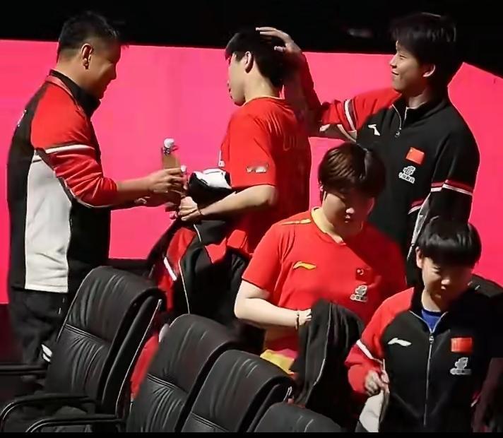 王楚钦微笑摸头，王皓指导递水，队友和教练都在安慰徐瑛彬，王楚钦，善良的孩子，心