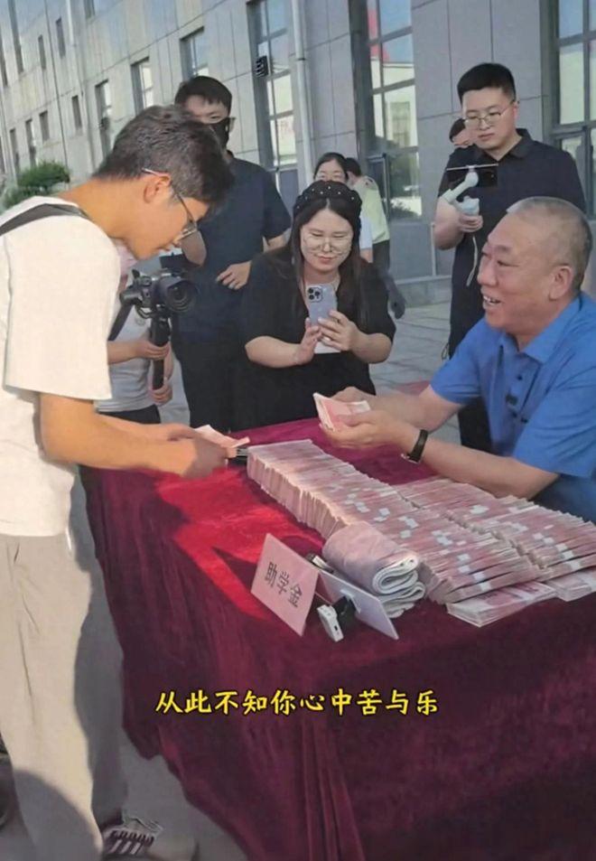 不少人质疑河南矿山老总崔培军是出风头，用发钱的方式打造自己的人设。这种质疑，在于