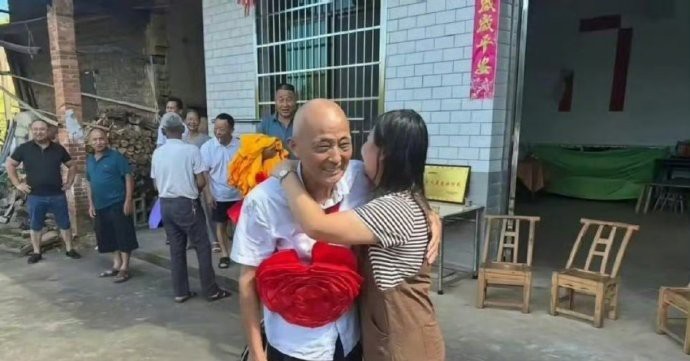 湖南一女子开车掉到池塘，一71岁大爷将女子救起，女子到老大爷家里道谢时发现大爷家