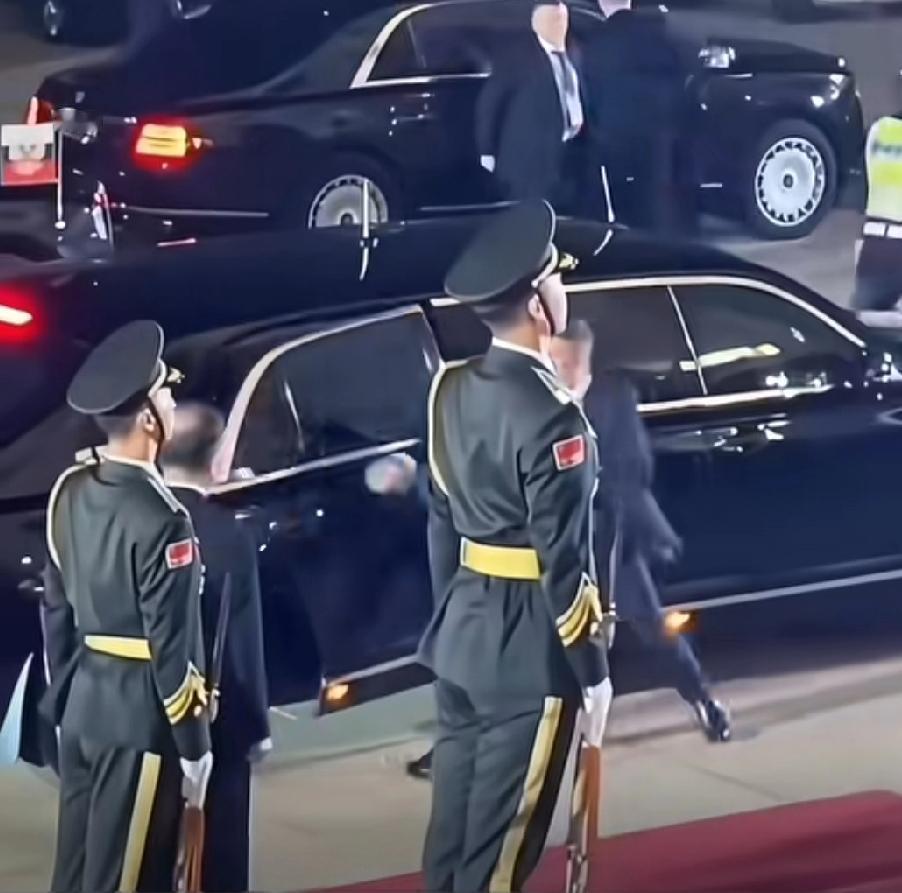 正常流程是保镖巡视一周后开车门，保镖正在走流程一半，普京自己开门了保镖赶紧去拉开