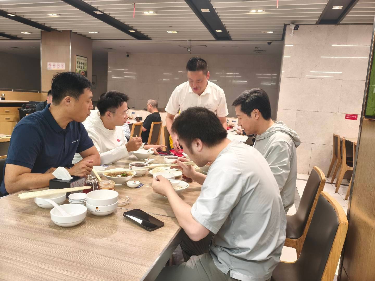 雷总被拍到交车后在杭州吃早饭，其实比起发布会上的雷总，我反而更喜欢看他逛逛小店、研究当地人吃什么。雷