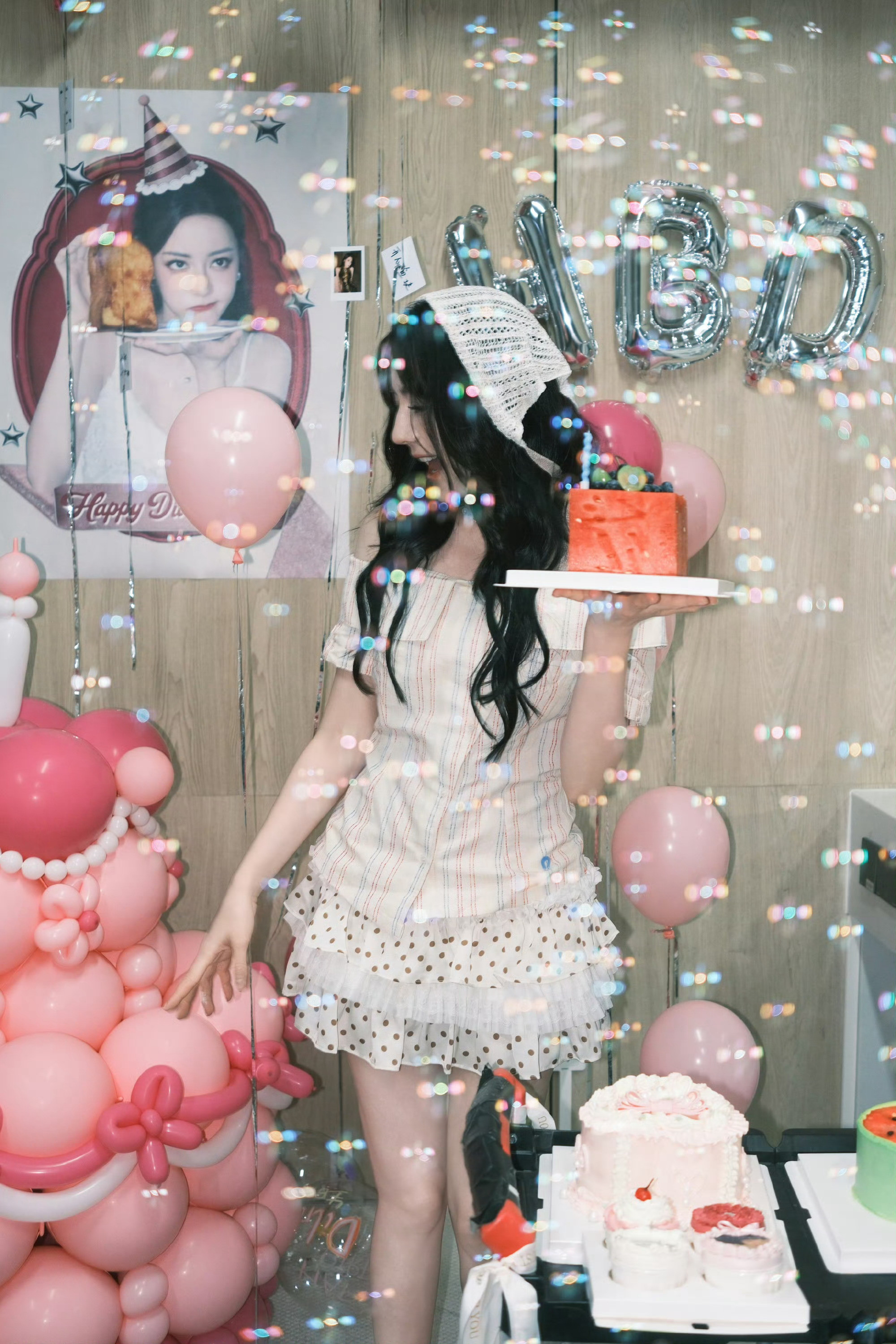 宝~~迪丽热巴0603生日快乐🍒迪丽热巴背后的立牌有Alices