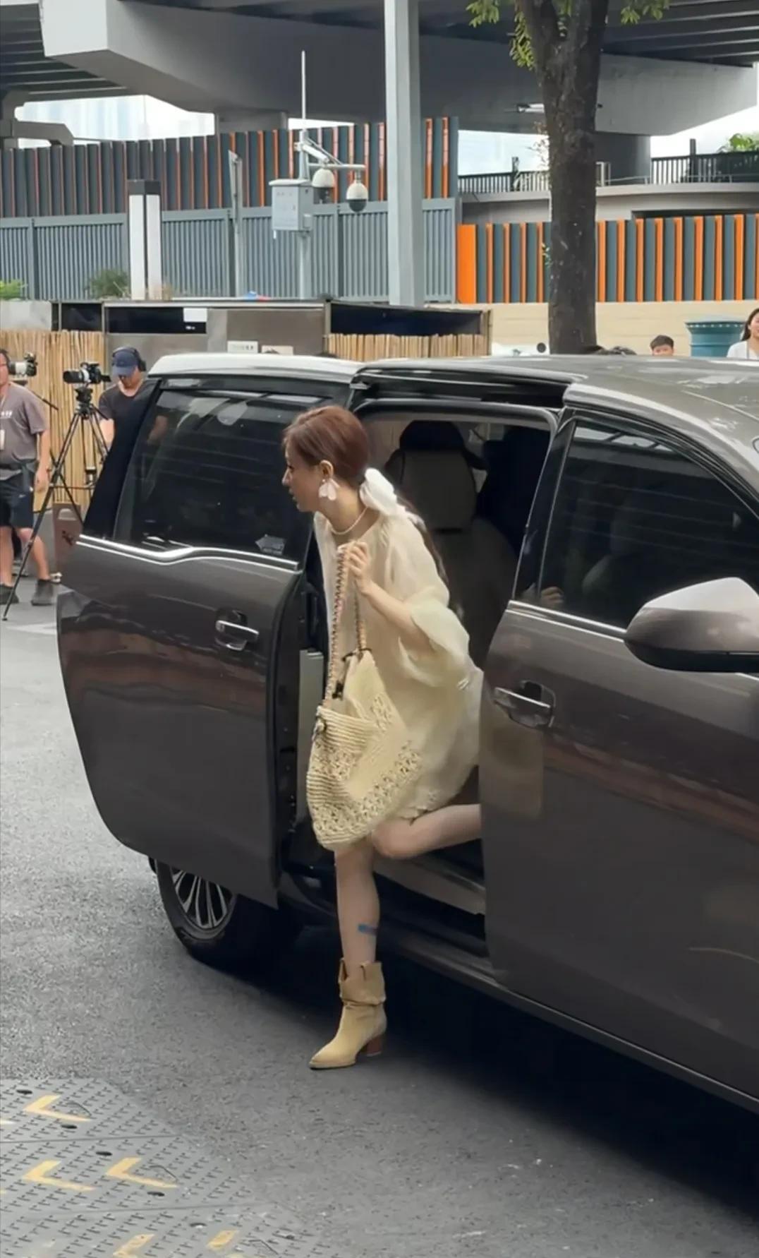 不愧是《甄嬛传》里最美的女人，真人比电视里还漂亮啊！广州遇见大明星了，五官精致