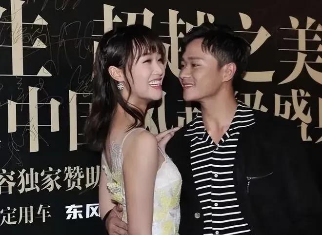 曹骏本来就是一个老实本分的人，他妈妈在他拍戏的时候一直陪着他对他严格教导。而他