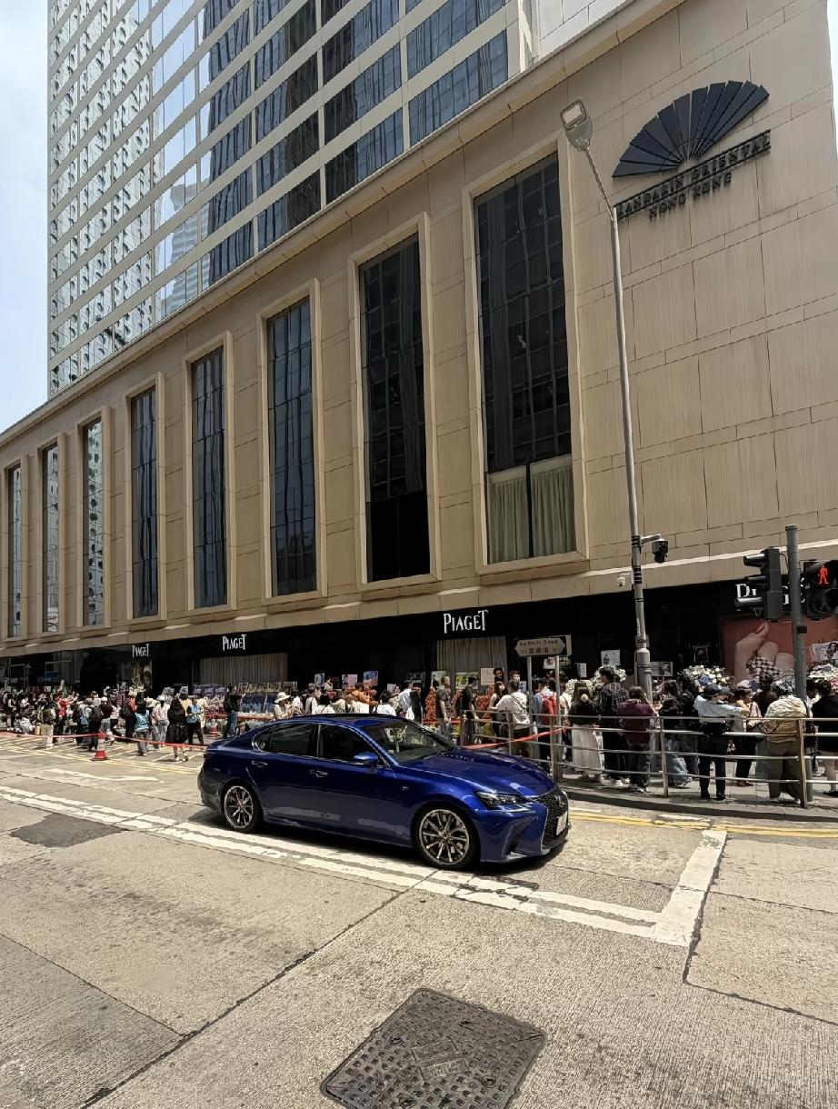 4月1日的中国香港文华东方酒店门口热闹非凡，鲜花成海特别漂亮，还有义工人员在维持