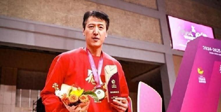 双冠主帅施海荣可以考虑执教中国女排！我们看到今年施海荣率领江苏女排获得了联赛和全