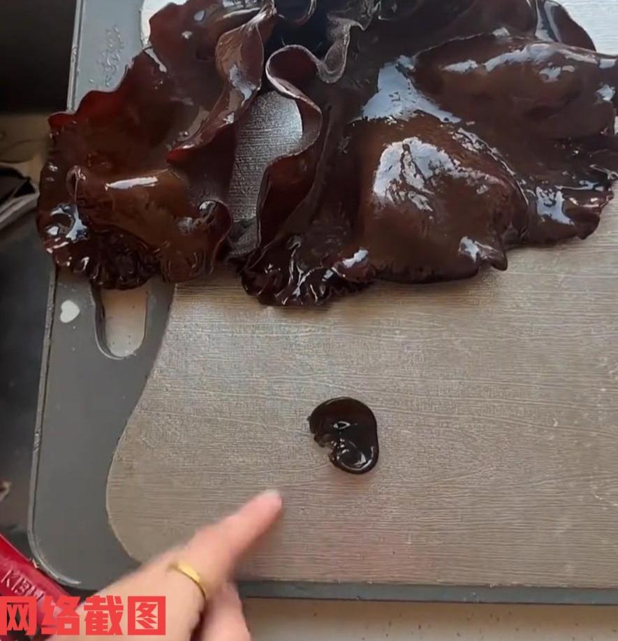 吉林有女子网购了南方木耳。当女子收到货后就顺手给用水泡上了，准备给自己做道菜