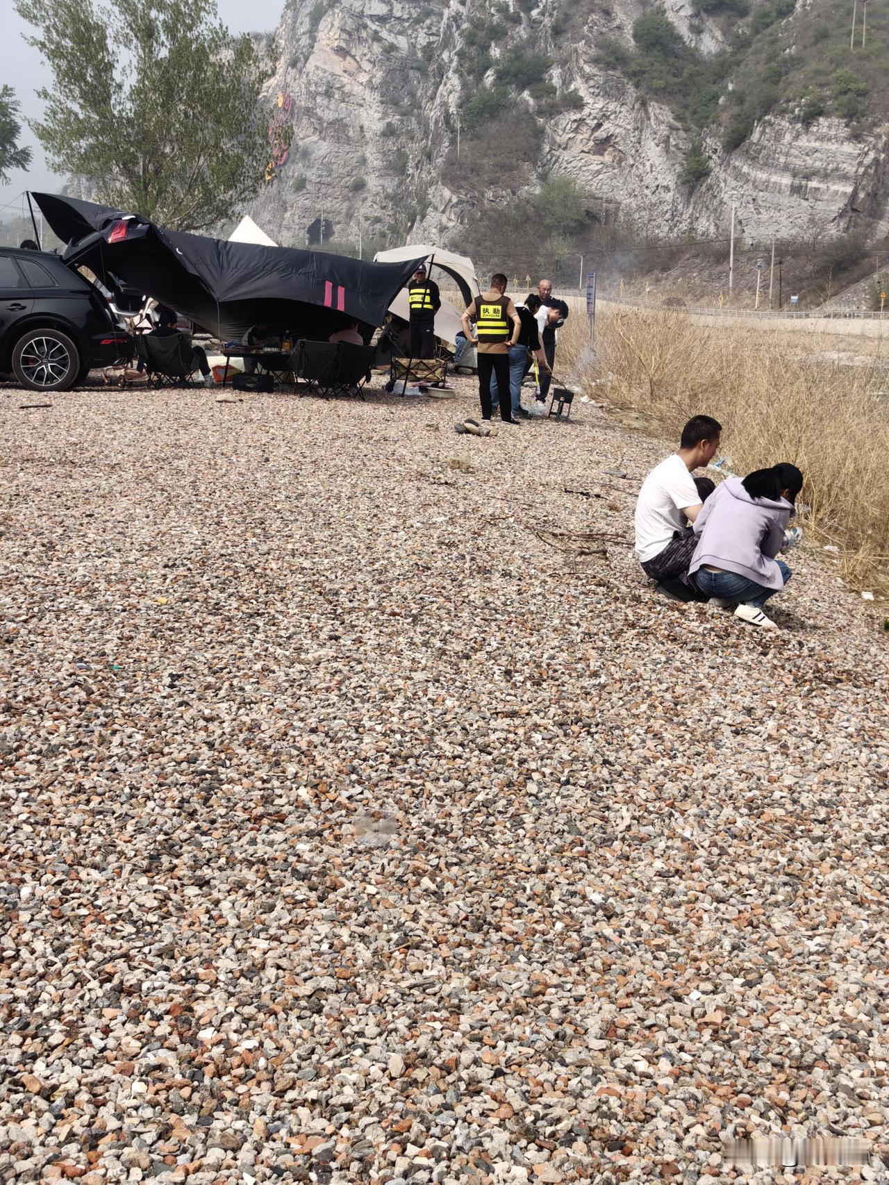 人生处处皆观众。咱们都吃火锅，要么用电火锅，要么就吃凉菜。可有人偏弄个大炭