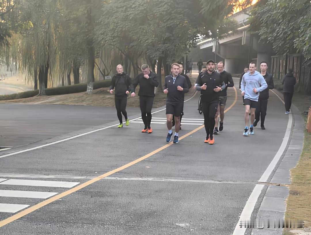 马克龙是真会玩，三天的出访时间，还安排了个成都游，不仅去看了大熊猫，还跑到锦城湖