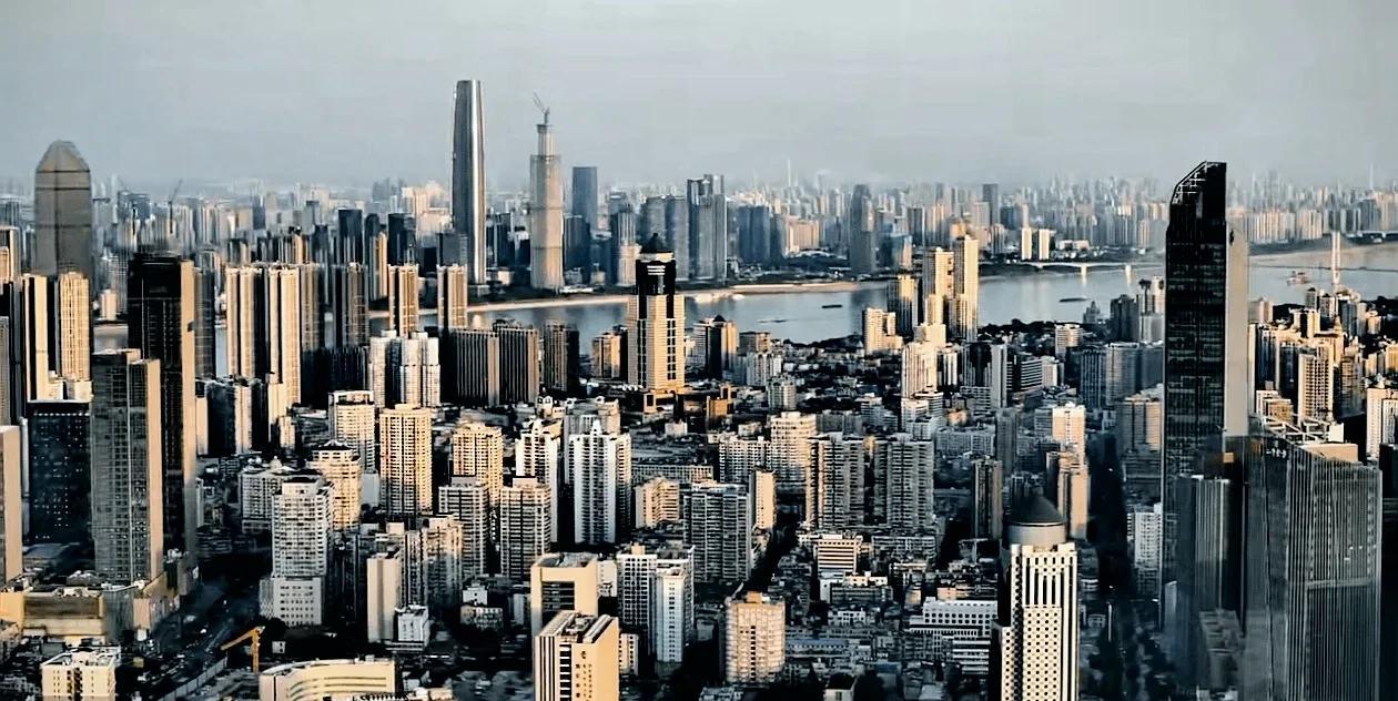 武汉城建比杭州好得不是一星半点，我承认杭州更干净也更精致，但是杭州城建没啥魄力。