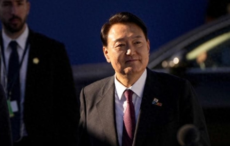 尹锡悦放弃抵抗，独检组直接起诉，继续羁押。此前，尹锡悦拒绝离开监室，完全不配合独
