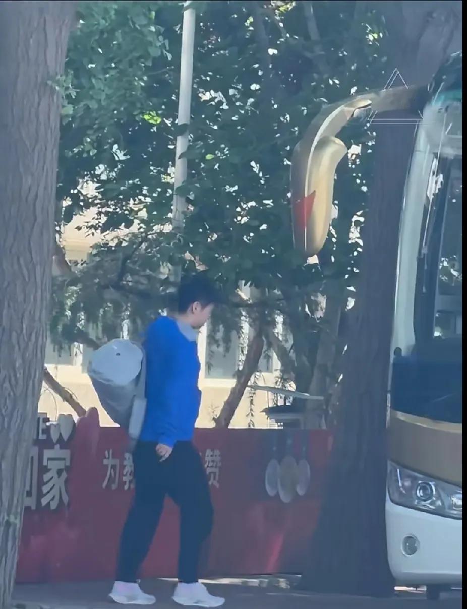 孙颖莎：逐梦不停歇今天下午国乒就要出发去多哈征战世乒赛啦，可咱莎莎一点没放