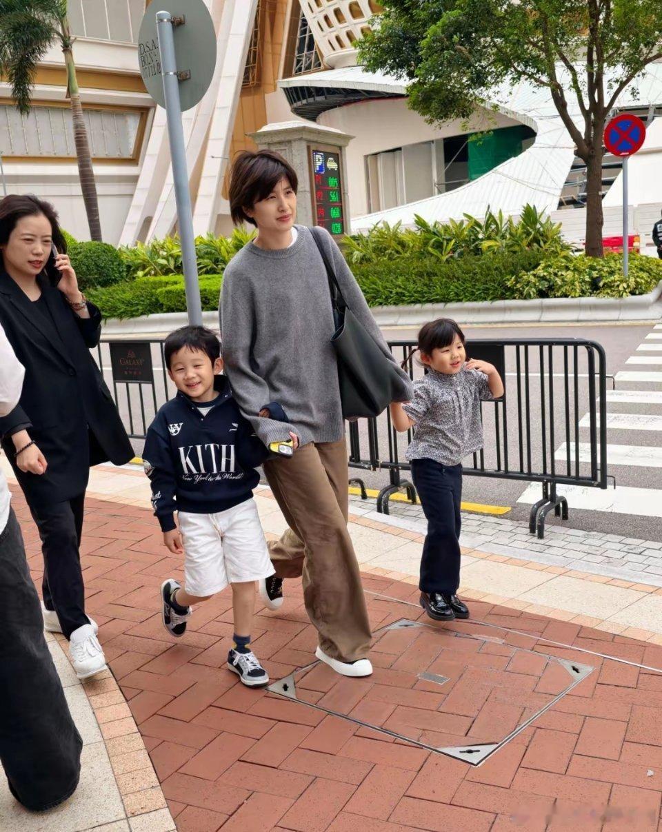 感觉许昕老婆是很有审美的一个人。自己和孩子都收拾得让人感觉很舒服