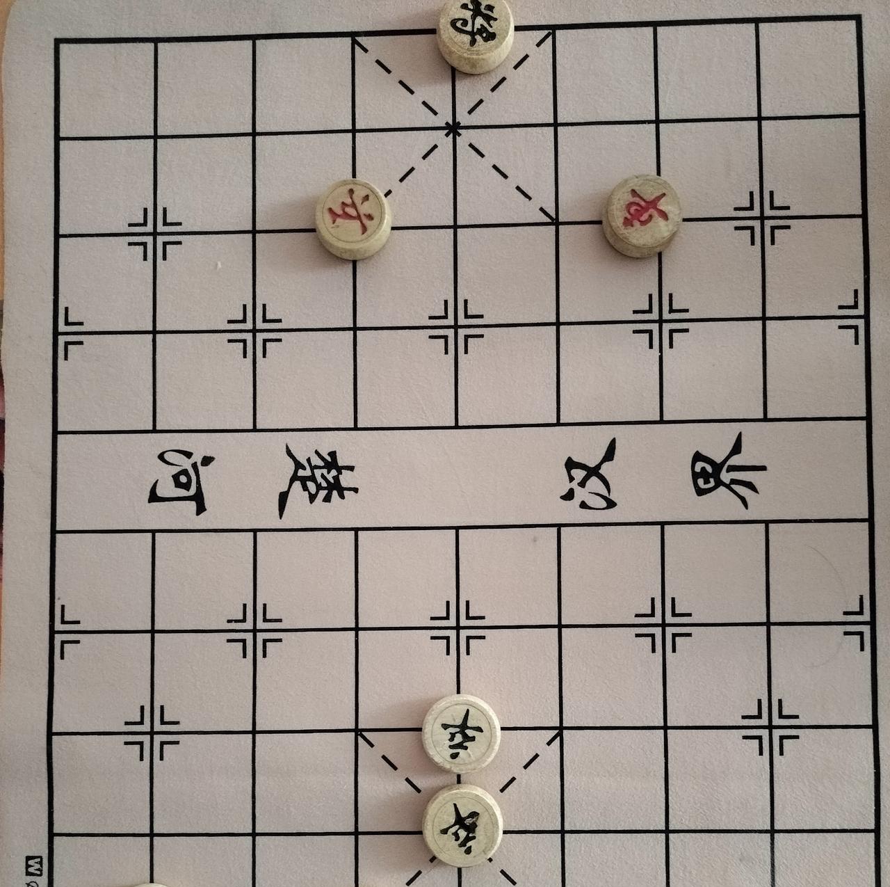棋友友发在主页上的一盘棋，评论区炸开了锅[捂脸哭]。甚至个别象棋发局局主都参与在辩