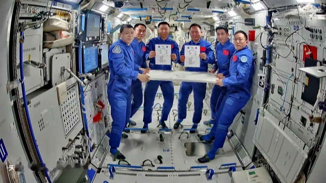 11月7日，据央视新闻直播间报道，根据神舟20号载人飞船返回舱疑似被太空碎片撞击