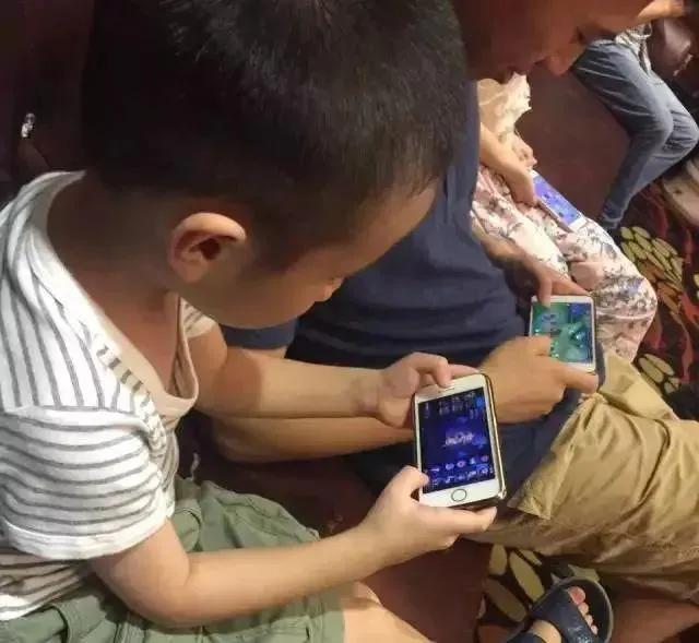 疯狂英语李阳说：“中国孩子一定会走向毁灭，因为五毒俱全。第一，毒手机。手机是