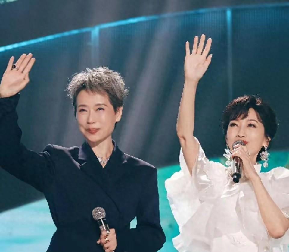 叶童退出新白巡演，撕开与赵雅芝真实关系，苏州站成“绝唱”引深思深夜，叶童一则退