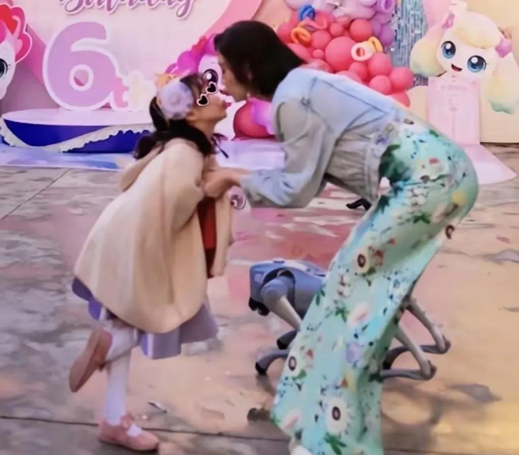 唐艺昕特意从长沙赶回落脚北京的家，只为给女儿小小糖过6岁生日。别墅院子里的机器狗