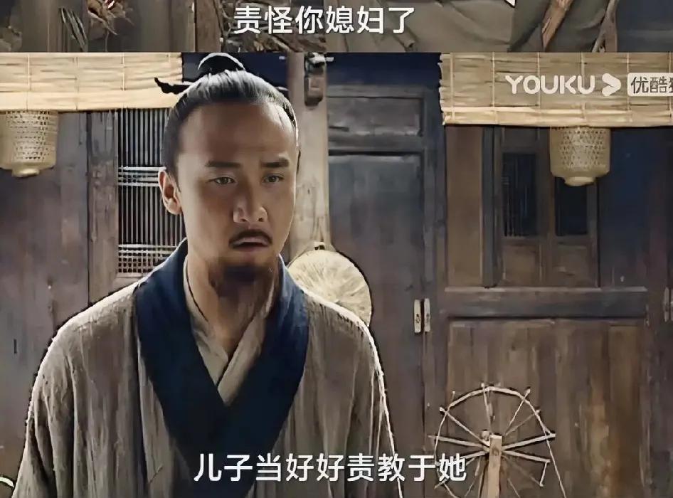 看了大明1566，海瑞回到家问了媳妇一句，在听到媳妇说母亲在厨房时。他脸色立马