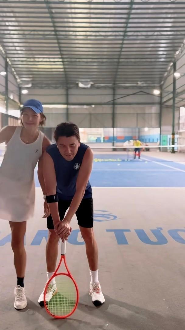 【On.cc】洪永城越南慶生　梁諾妍吸睛腹肌搶焦點藝人洪永城（Tony）早前生日