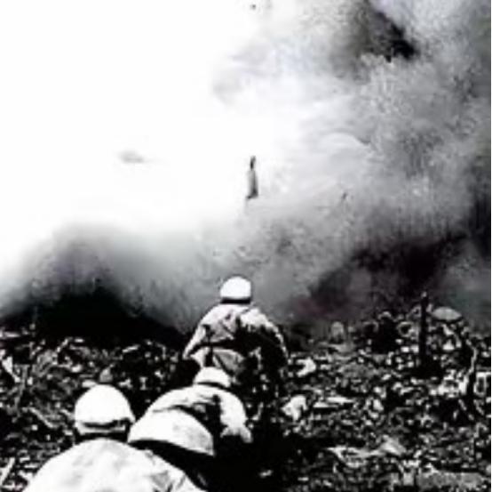 1950年，云南500名国军残部摸黑包围解放军营地，一名炊事员却走出来说：长官，