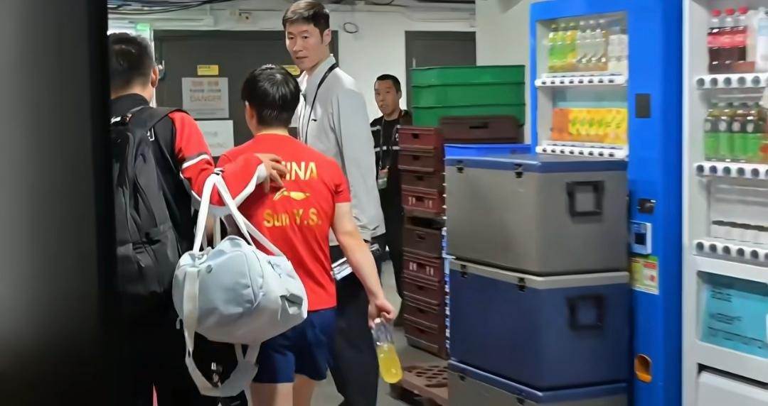 王励勤后台关心孙颖莎。莎莎因比赛中脚踝受伤，中途退赛了。除了忙前忙后的德华、邱