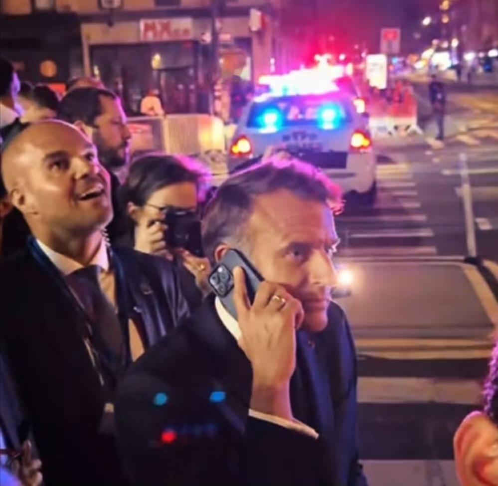 同一年的马克龙。9月在纽约，所乘专车因需要给特朗普车队让路被截停，他致电特朗