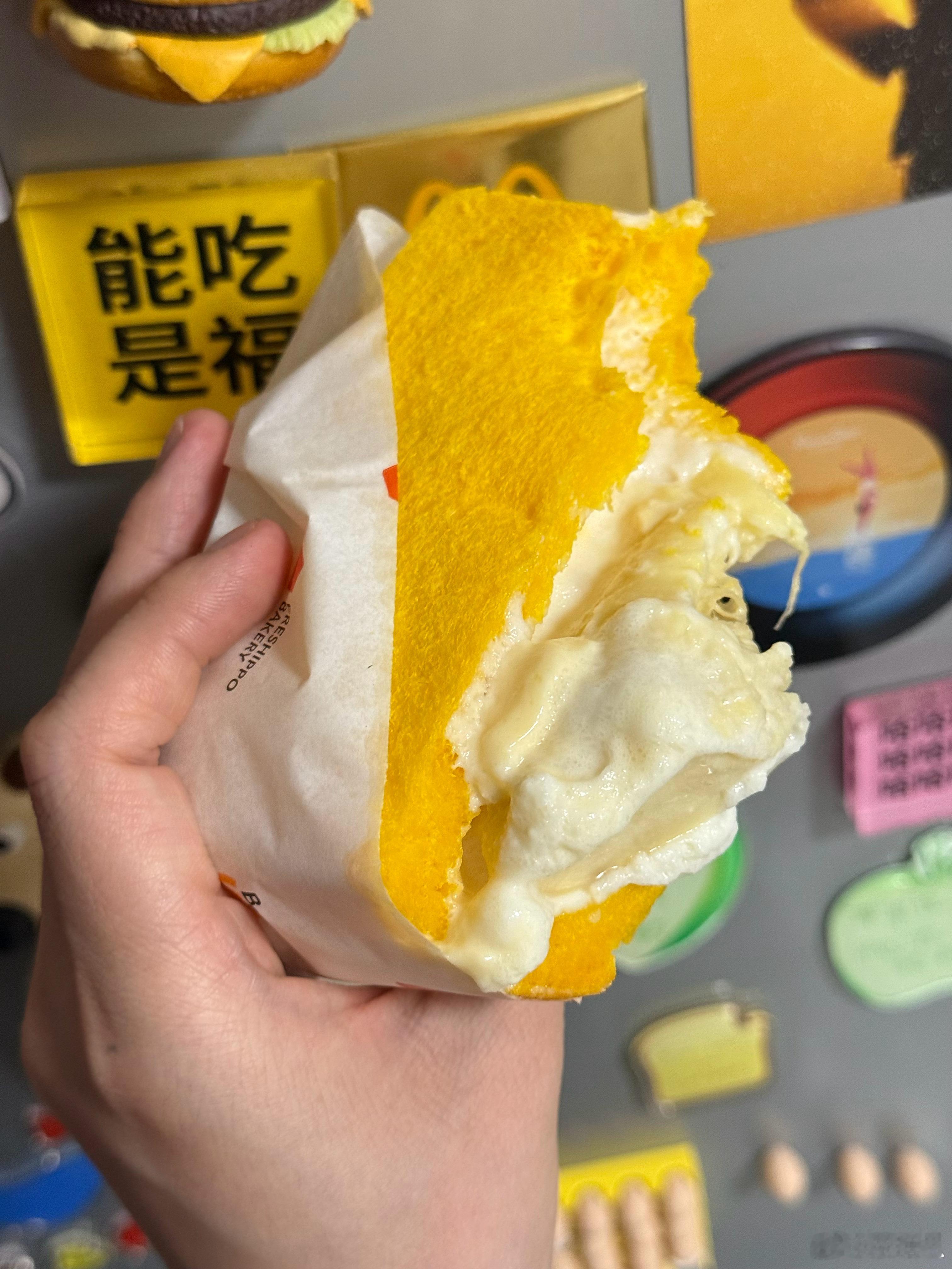 盒马好牛啊！新出的榴莲三明治好吃！用的是金枕，里面是真的有一块榴莲的！！奶油部分