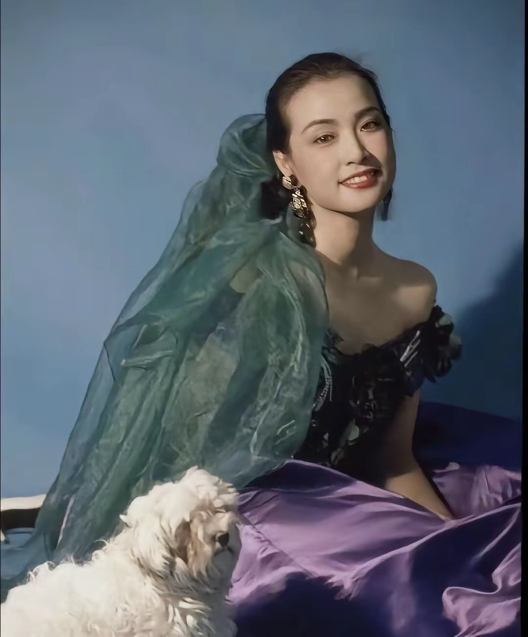 45岁的刘晓庆。一直比实际年龄显小那时候好像好没有医美技术。保养的真好。45岁