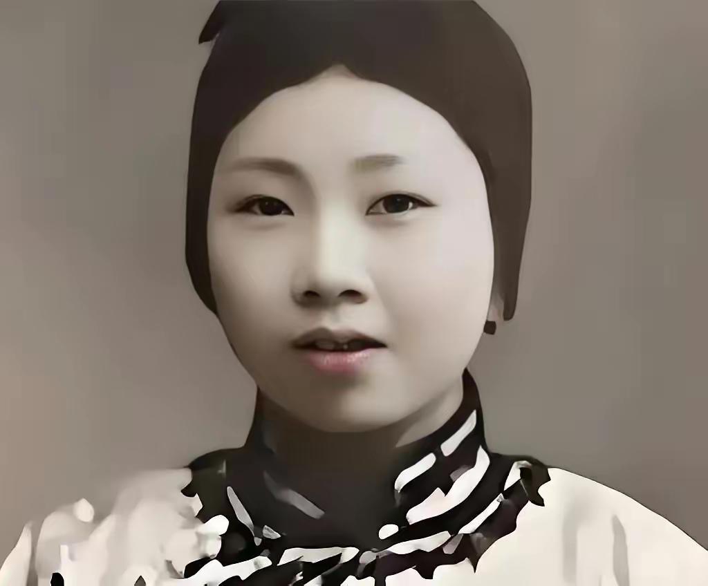 1904年，杭州富商之女章兰娟嫁给了一个穷书生，陪嫁三处豪宅及上万两白银，街坊邻