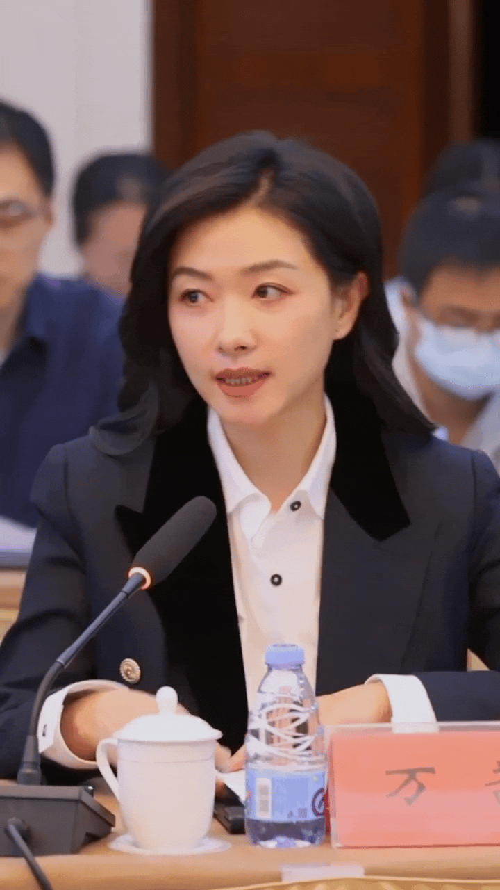万茜体制内造型太亮眼了！