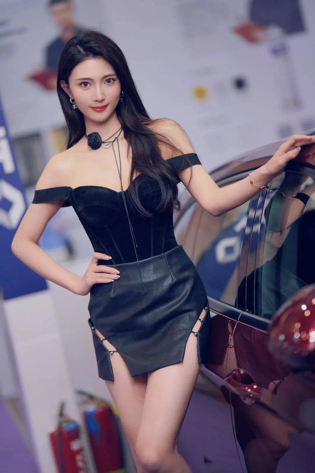 车模兰灵王爆火！她这条黑裙凭啥刷爆社交圈？