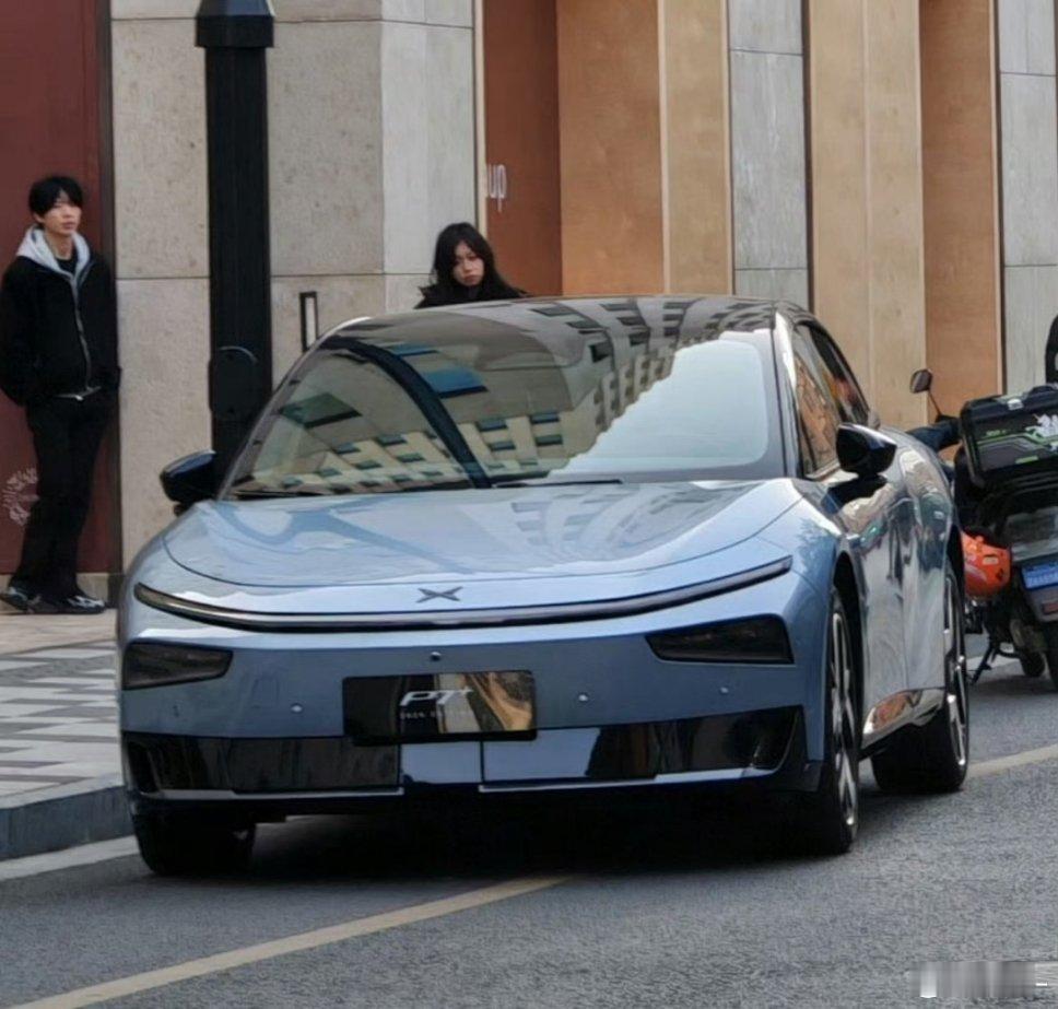 小鹏p7＋增程版实车被网友抓到似乎是在拍宣传片小鹏的超级增程家族再添一员兄弟们觉