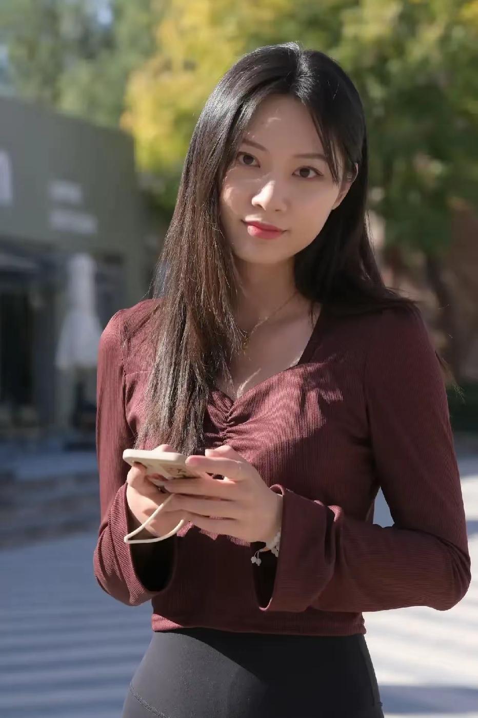 典型的贤妻良母型的两位模特，一位目光清纯、一位手脚麻利。