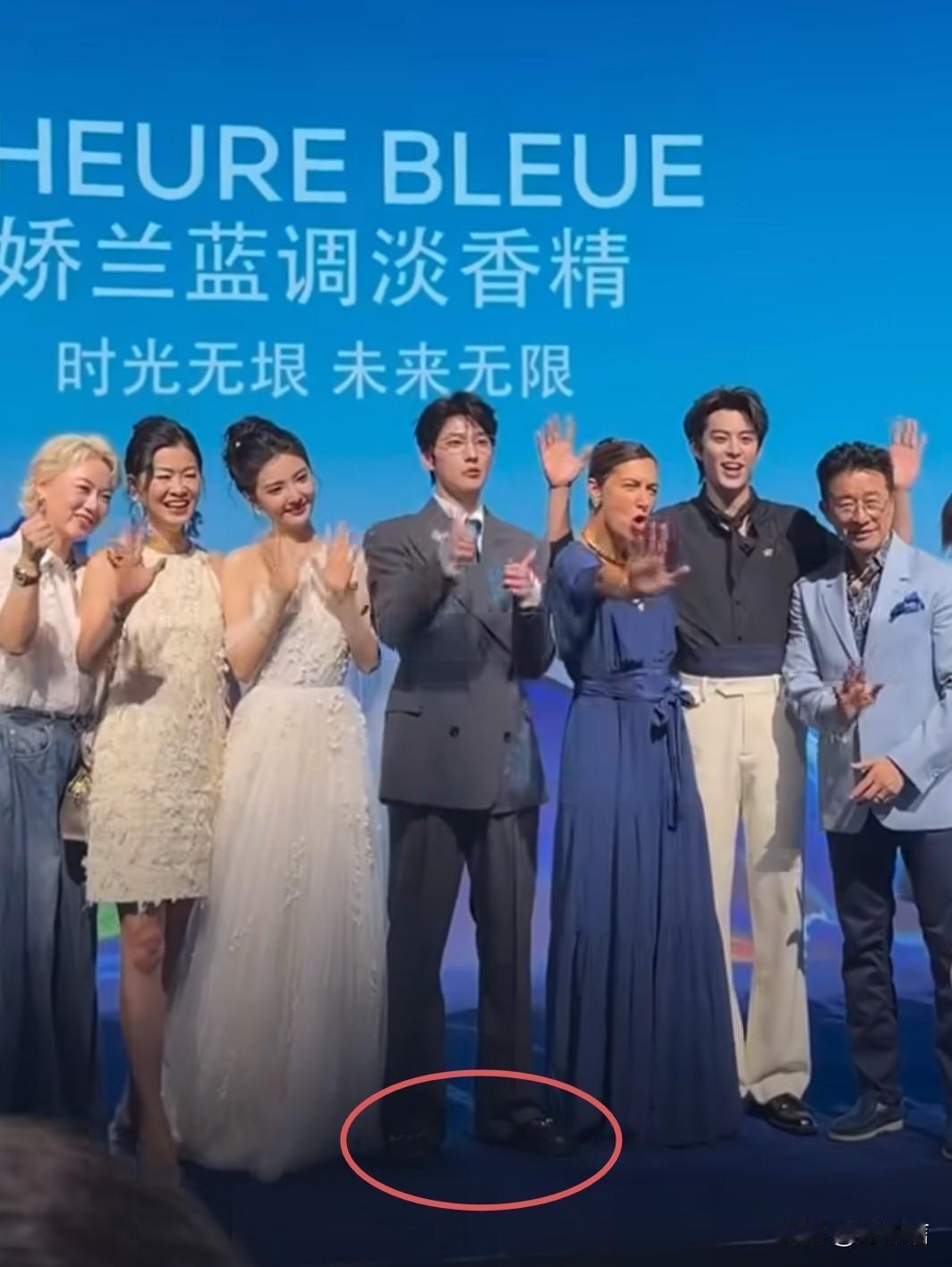 因为杨洋和王鹤棣同框个子看起来差不多，网友纷纷调侃杨洋特地垫了增高鞋垫。已知王