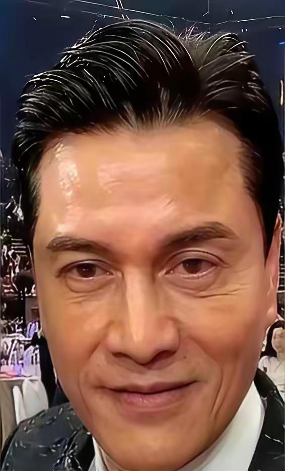 网上都在夸吕良伟70岁看着像50岁，可看那张100%真实还原的照片，脸上皱纹清晰