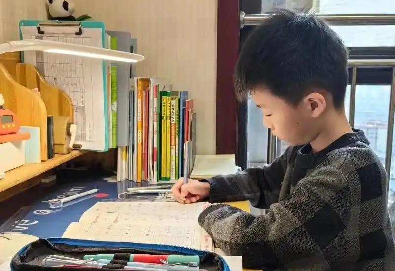 陪读多年回头看，发现小学有很多坑不能踩！1、小学最难搞的科目：一年级的语文，三