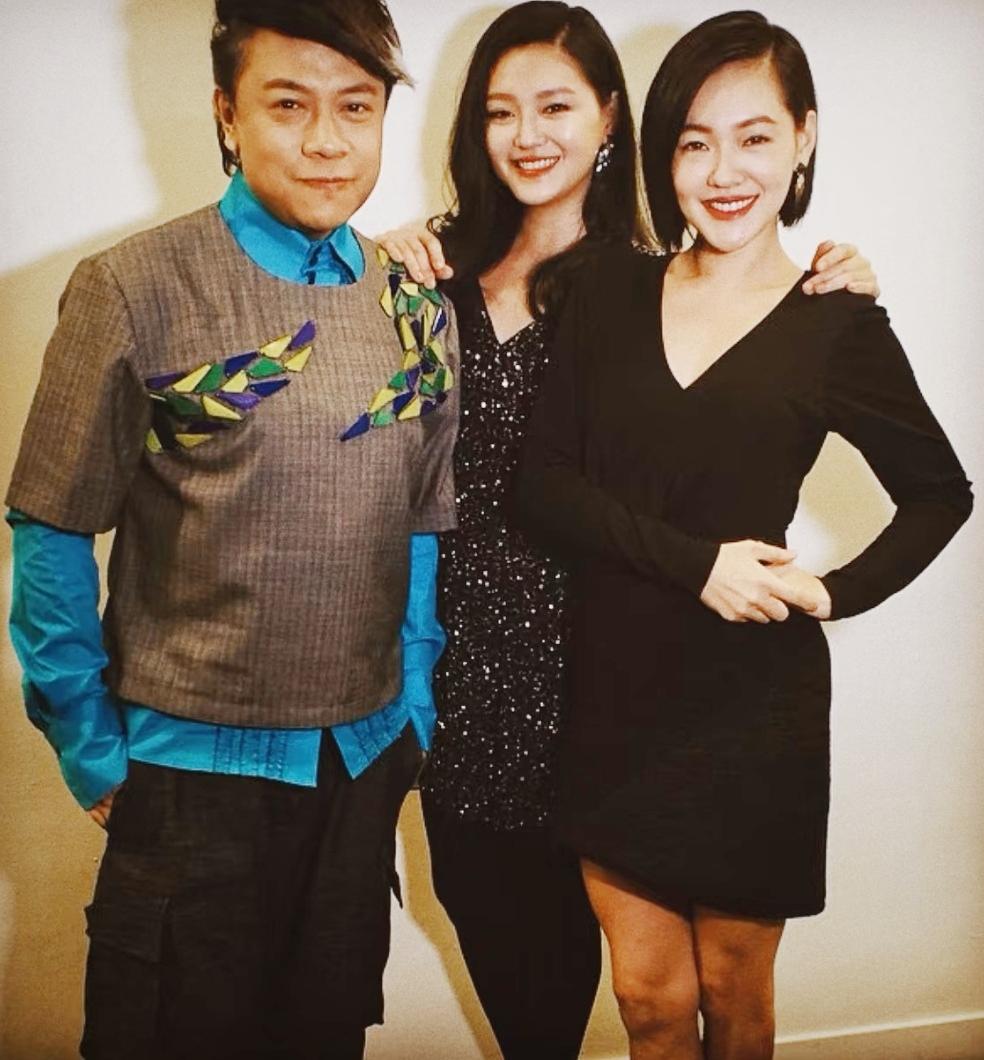 后期的大S，对妹妹小S反而越来越谦和、也越发照顾。就连两人同框合影，她都主动站在