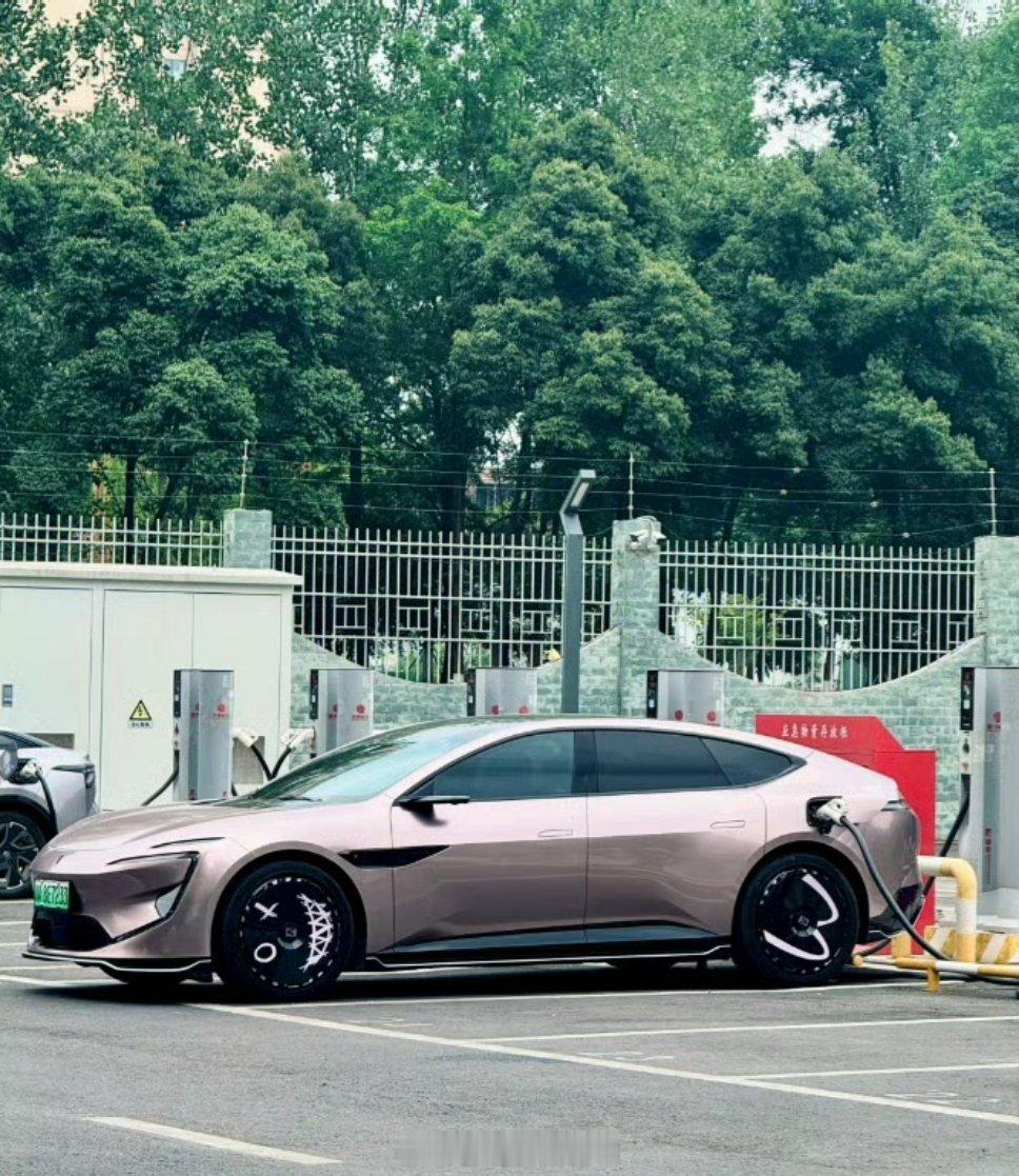 阿维塔12这轮毂改的挺调皮呀[doge]大v聊车​​​