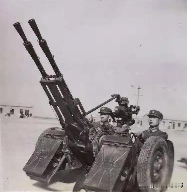 请曾经当过炮兵的战友普及一下，图片上这门双管火炮是什么炮？我曾经是某坦克团一