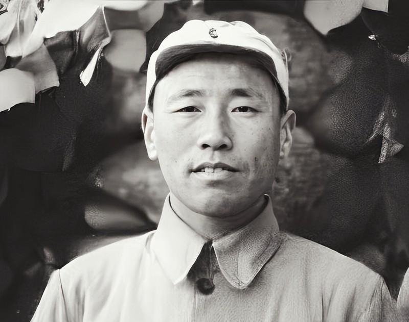 抗战中，八路军军区副司令黄骅正开会，手枪队长冯冠奎走进来，黄微笑示意对方坐下，不