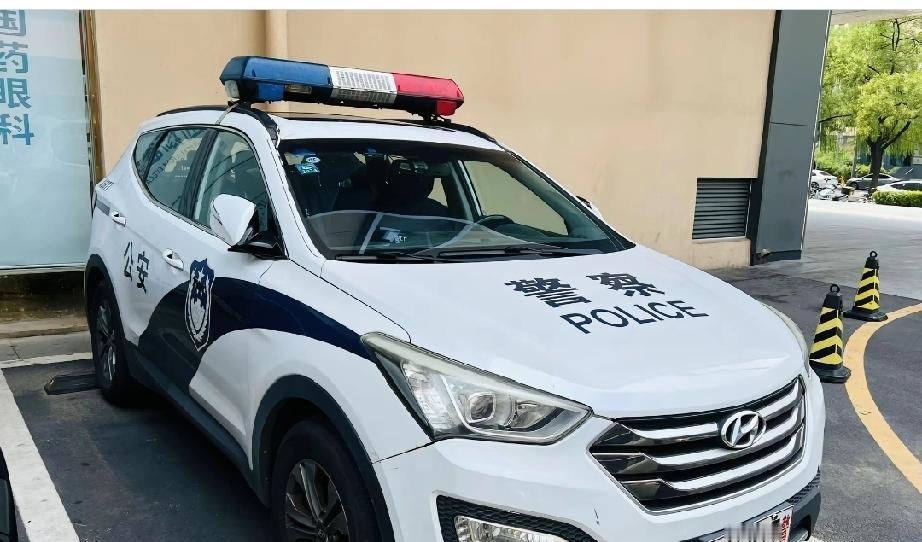 警车上下来三个未穿警服的人这件事发生在河北承德，涉事人员是